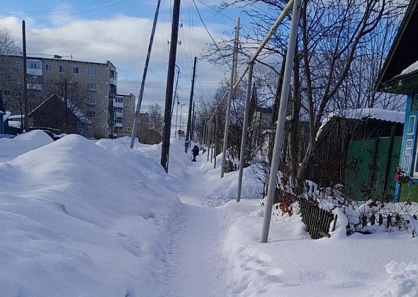 Коммунальщики почистили тротуар по улице Максима Горького, на который жаловались горожане