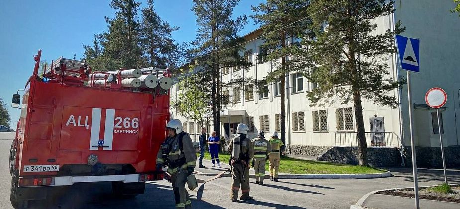 В Карпинский суд уже второй день подряд приходят сообщения о минировании