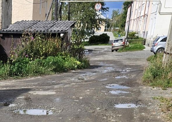 Жители двухэтажек на центральной улице города недовольны состоянием придомовых территорий