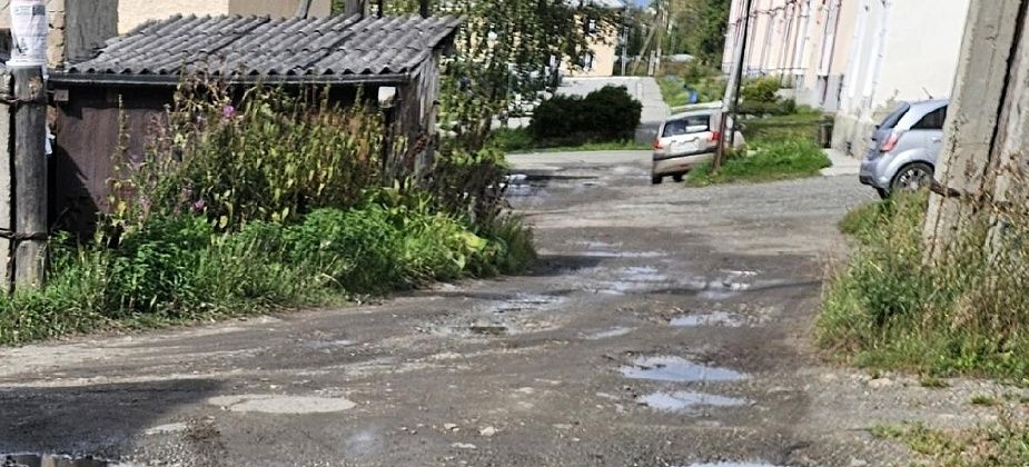 Жители двухэтажек на центральной улице города недовольны состоянием придомовых территорий