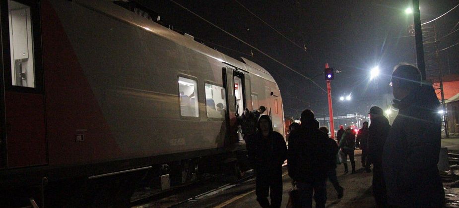 Горожане недовольны, что «сотка» уехала от ЖД соседнего города, не дождавшись пассажиров «Ласточки»