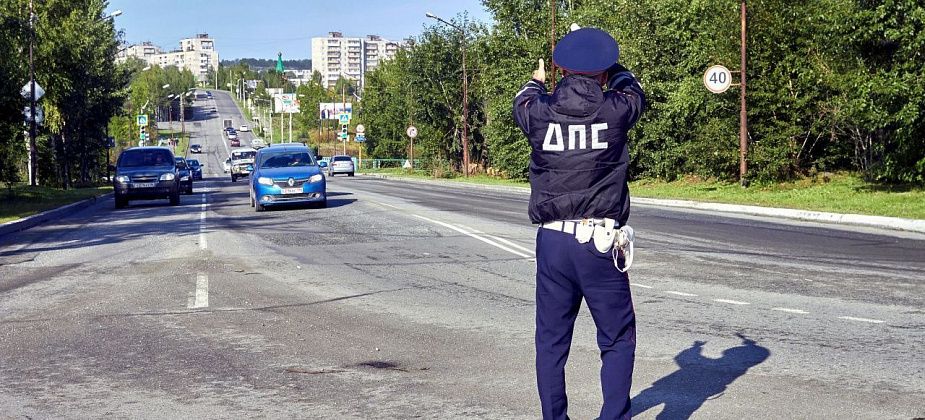 Сотрудники ГИБДД вышли на скрытое патрулирование. Следят как за водителями, так и за пешеходами