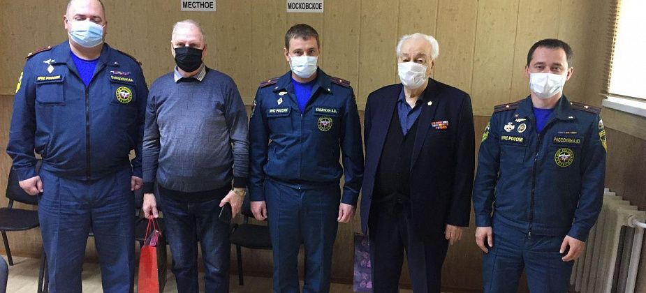 Карпинские пожарные поздравили своих ветеранов с Днем гражданской обороны
