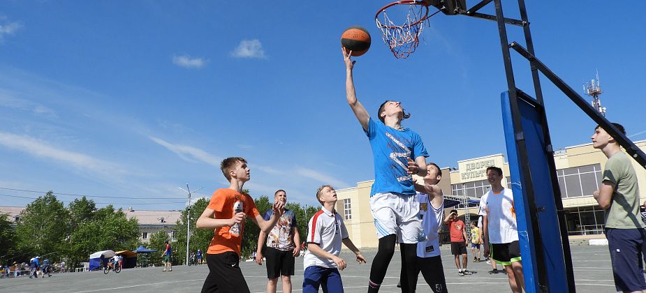 На центральной площади прошел турнир по уличному баскетболу