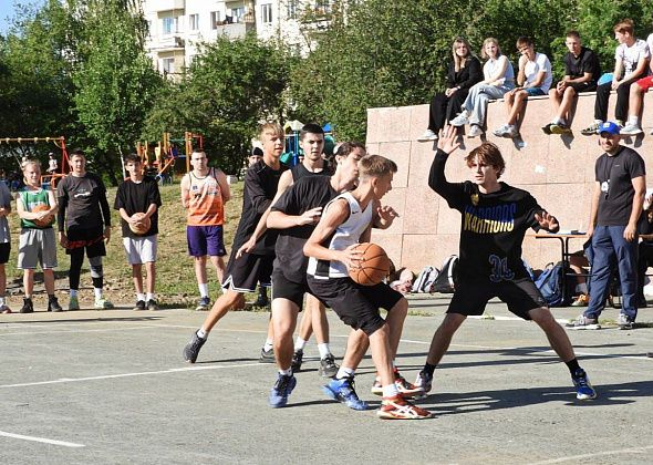 В Карпинске прошел городской турнир по уличному баскетболу