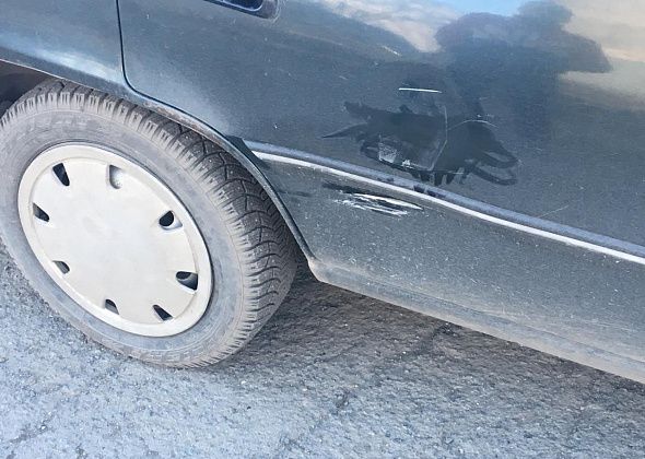 Неизвестный водитель наехал на припаркованный автомобиль 