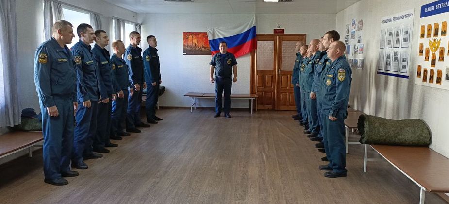 Карпинские пожарные отметили день флага РФ торжественным построением и лекцией об истории госсимвола