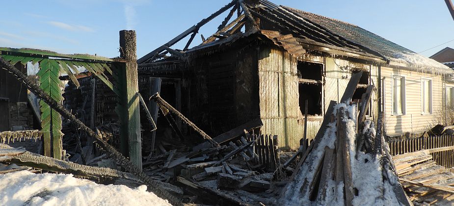 В Карпинске горел частный дом на двух хозяев