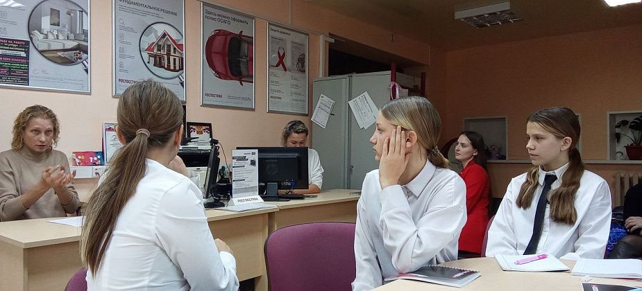 Карпинский центр занятости познакомил школьников с профессией страхового агента