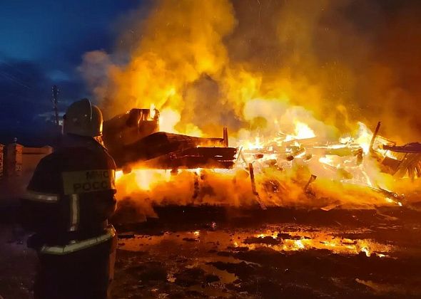 В Кытлыме полностью сгорел гостевой дом «Северное сияние». Пожар тушили всю ночь
