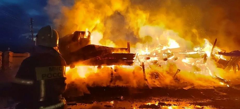 В Кытлыме полностью сгорел гостевой дом «Северное сияние». Пожар тушили всю ночь