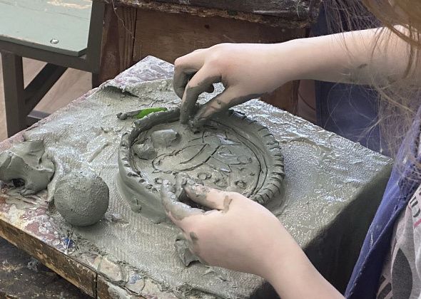 Воспитанницы карпинской Школы искусств стали лауреатами областного конкурса скульптуры