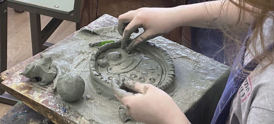 Воспитанницы карпинской Школы искусств стали лауреатами областного конкурса скульптуры