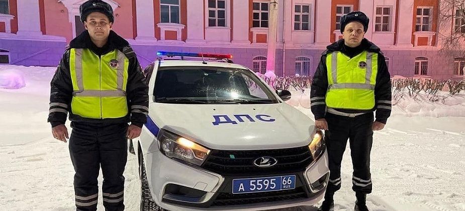 В Карпинске сотрудники ГИБДД помогли девушке вытащить ее автомобиль из водостока