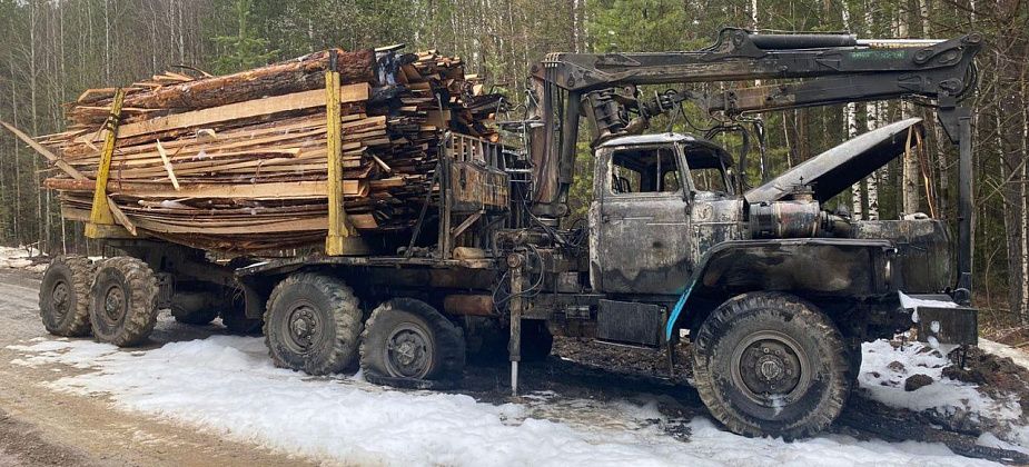 На прошлой неделе под Карпинском горел лесовоз