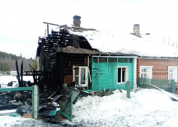На Уральской сопке горел жилой двухквартирный дом. Пострадавших нет