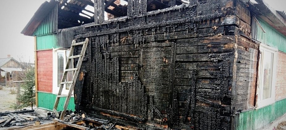 На Сосновке случился пожар. Огонь оставил многодетную семью без крыши