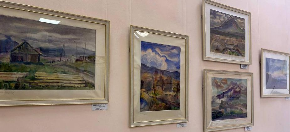 В музее открылась выставка картин основателя карпинской художественной школы