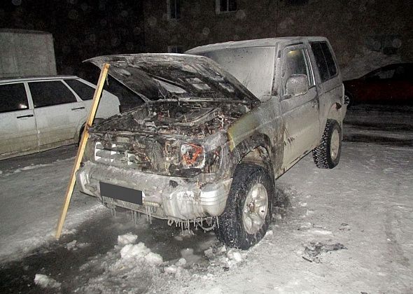 В Карпинске сгорела Mitsubishi. Автомобиль тушили всем двором