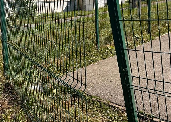 Специалисты «УКХ» не оставляют надежд найти подрядчика для ремонта детских площадок