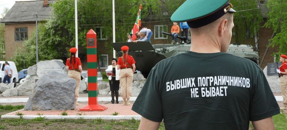 Сегодня карпинские пограничники поднимут свой флаг и возложат цветы к обелиску