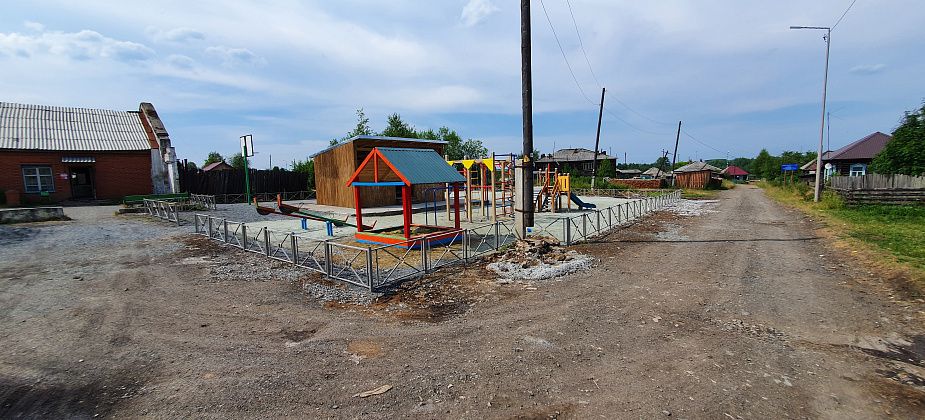 Местный предприниматель построил в заречной части города детскую площадку за свой счет и сейчас передает ее на баланс города