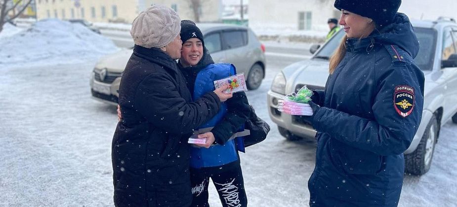 ГАИ совместно с отрядом ЮИД поздравили женщин с наступающим праздником