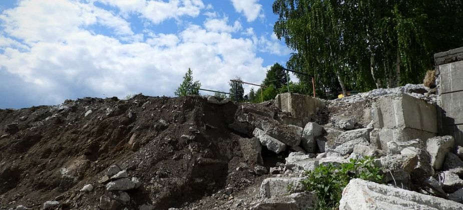 Реконструкцию дворовой лестницы на Мира начали и бросили? Нет