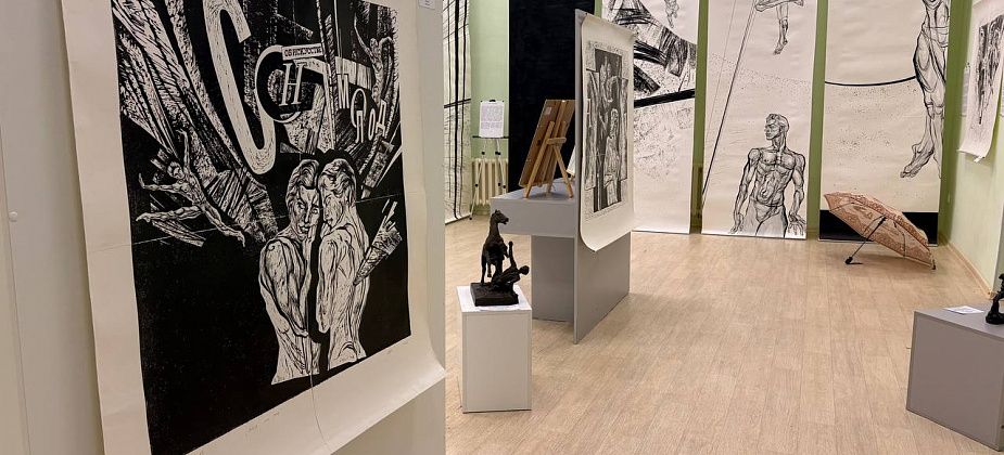 В карпинском музее открылась выставка художницы, чьи работы выставляются за рубежом