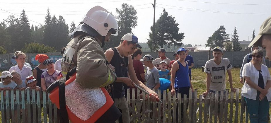 Карпинские пожарные пришли в гости к особенным детям