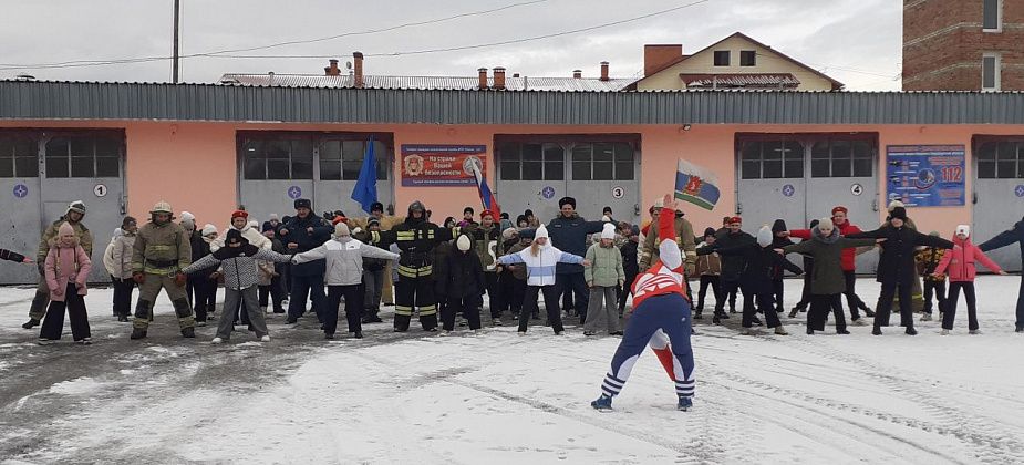 Школьники и пожарные совместно провели зарядку в рамках Всемирного дня здоровья