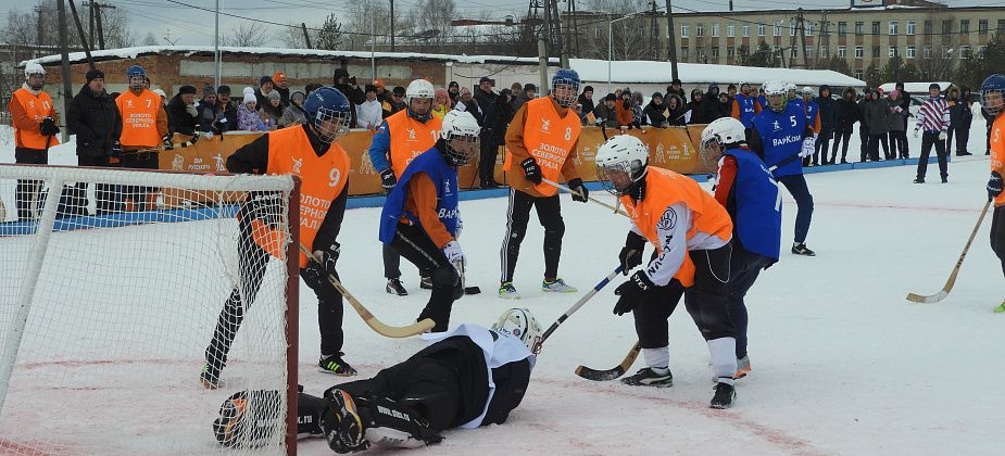 На стадионе «Труд» прошли межрегиональные соревнования по «русскому хоккею на валенках» 