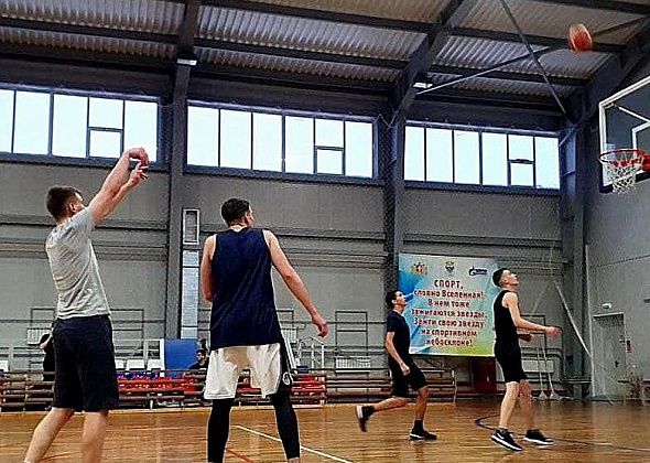 В Карпинске прошли последние в этом году соревнования по баскетболу
