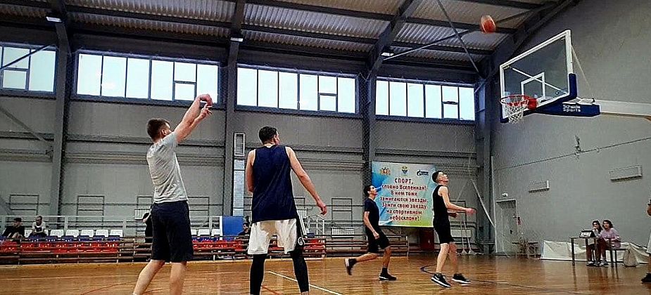 В Карпинске прошли последние в этом году соревнования по баскетболу