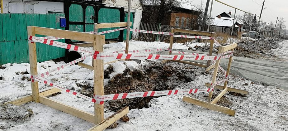Вокруг котлована, в котором погибла пенсионерка, построили ограждение и натянули ленты 