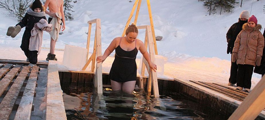 С каждым годом желающих меньше: в крещенскую ночь в ледяную воду окунулись более 200 человек