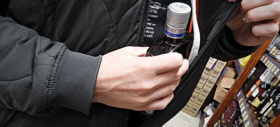 В Карпинске осудили очередного магазинного вора. Мужчина воровал алкоголь, яблоки, шоколад