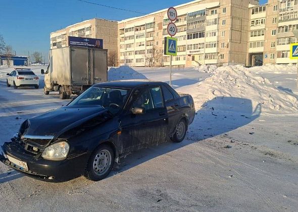 Вчера на перекрестке улиц Мира и Максима Горького «Приора» столкнулась с грузовой «ГАЗелью»