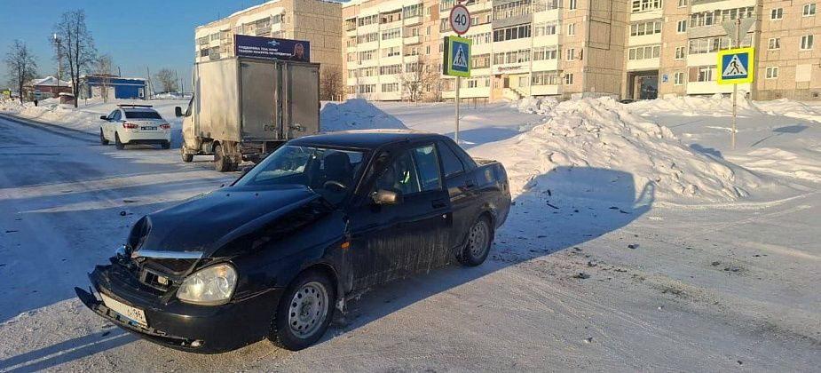 Вчера на перекрестке улиц Мира и Максима Горького «Приора» столкнулась с грузовой «ГАЗелью»