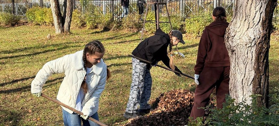 Карпинские школьники вышли на субботники