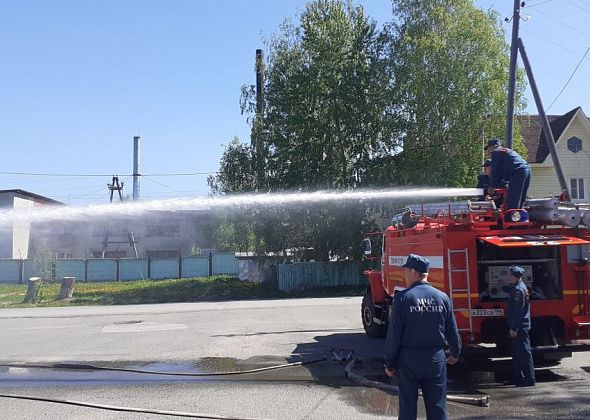 Пожарные провели для детей пожарную эстафету и показали мастер-класс