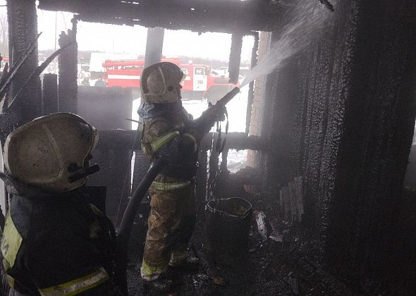В заречной части Карпинска сгорел частный дом. Погорельцам нужна помощь