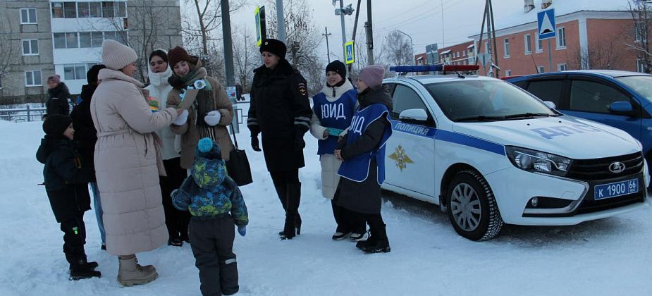 Сотрудники ГИБДД и дошколята останавливали мамочек на автомобилях и поздравляли их с праздником