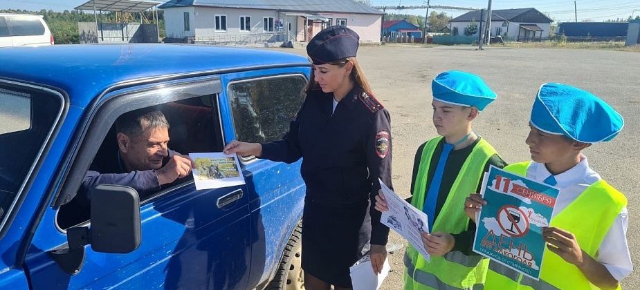 Сосновские школьники и сотрудники ГАИ провели в поселке совместную акцию «Трезвый водитель»