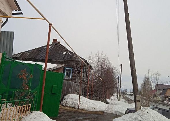 На Советской столб грозится упасть на газовый трубопровод. Местные жители обеспокоены