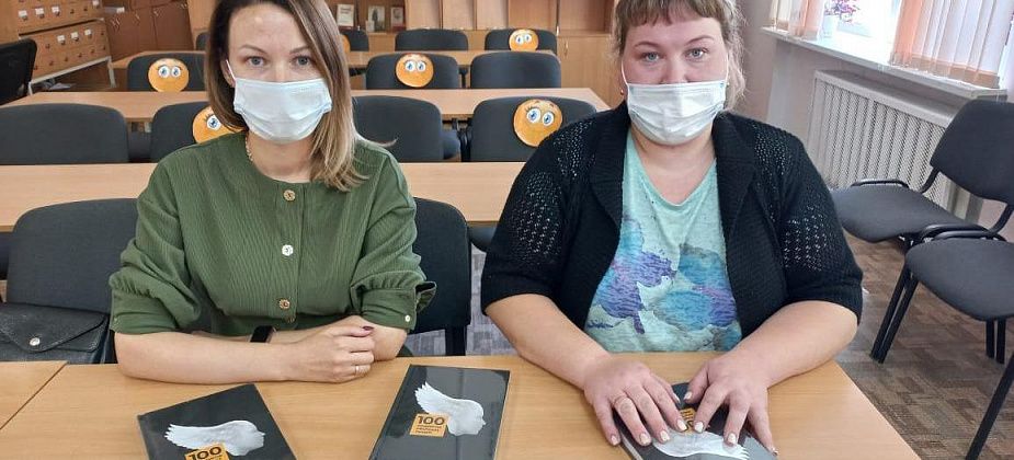 Карпинской библиотеке подарили книгу «100 подвигов обычных людей»