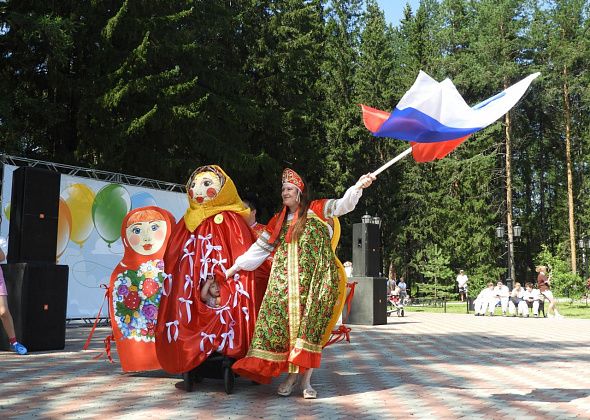 В карпинском парке Угольщиков отпраздновали День города и День металлурга