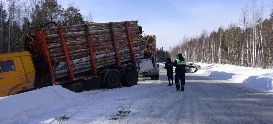 Под Серовом при столкновении легковушки и лесовоза погиб ребенок