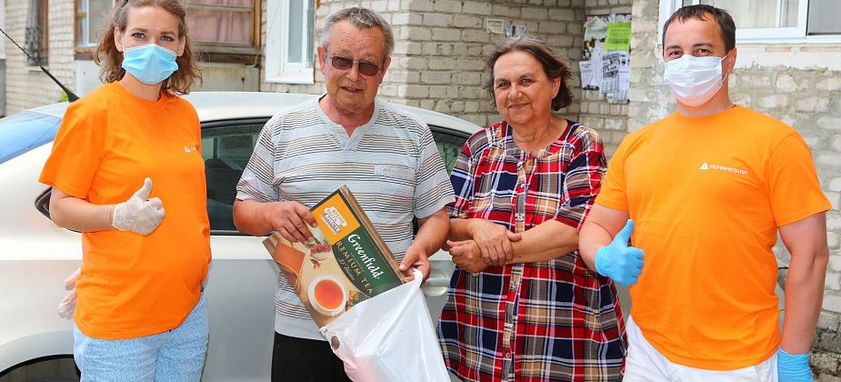 Оранжевое настроение: волонтеры «Золота Северного Урала» тепло поздравили бывших работников предприятия