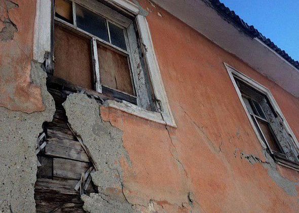 В Карпинске суд обязал мэрию установить разумные сроки переселения жильцов из аварийного дома